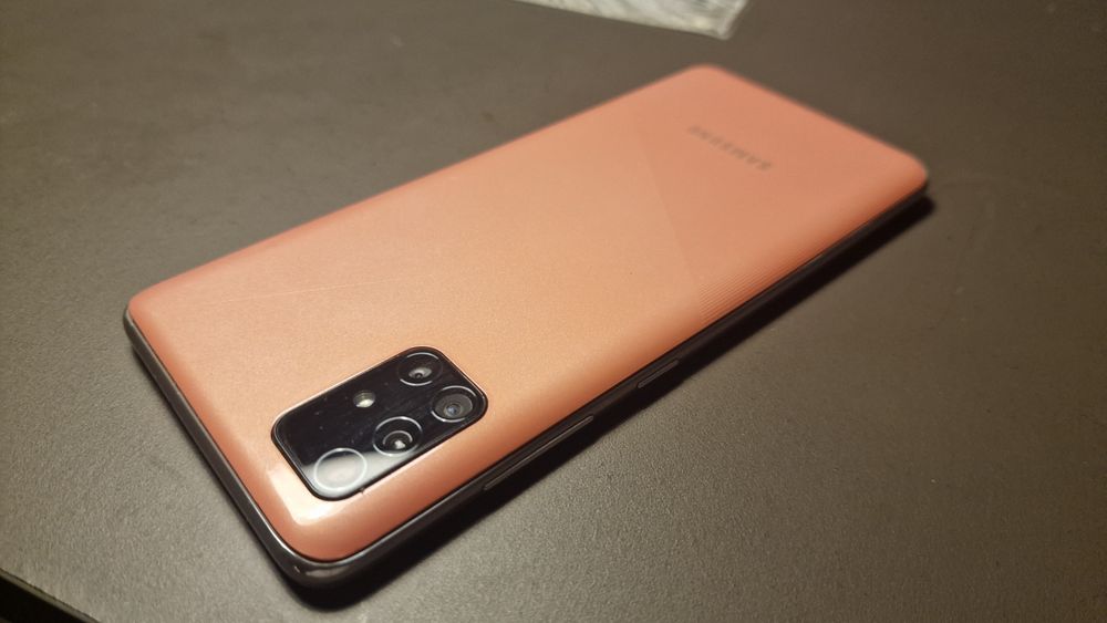 Samsung A51 włącza się i wyłącza po kilku chwilach.