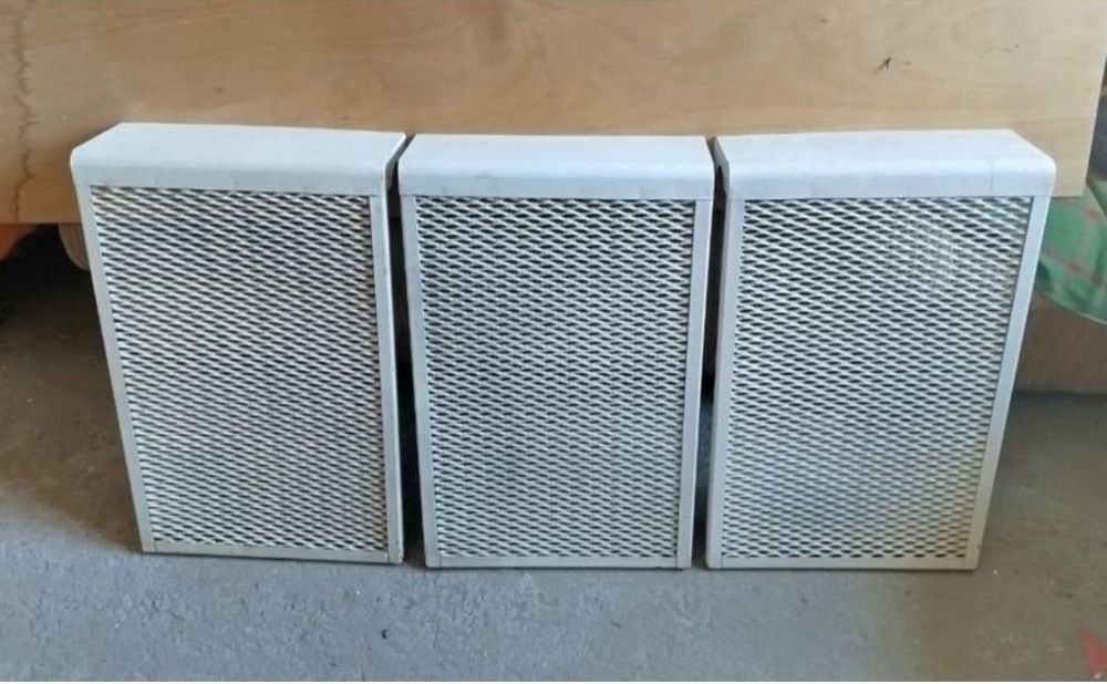 Решетка радиатора, белая. Хорошее состояние.