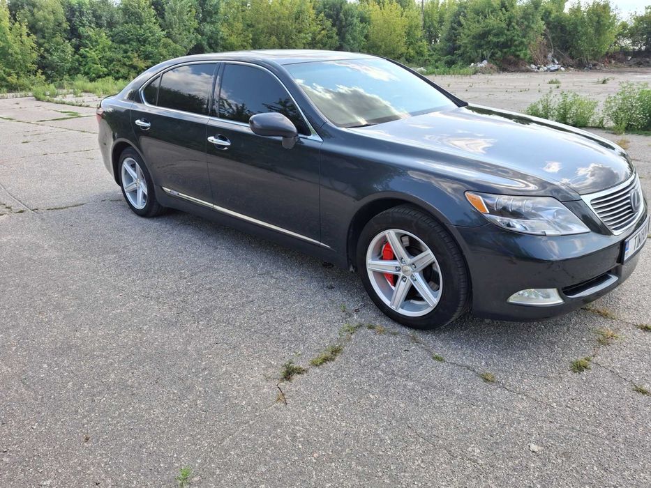 Продаю LEXUS LS600h