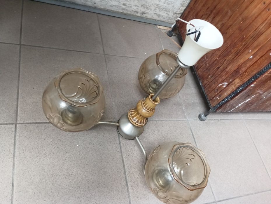 Klasyczna lampa sufitowa z 3 kloszami