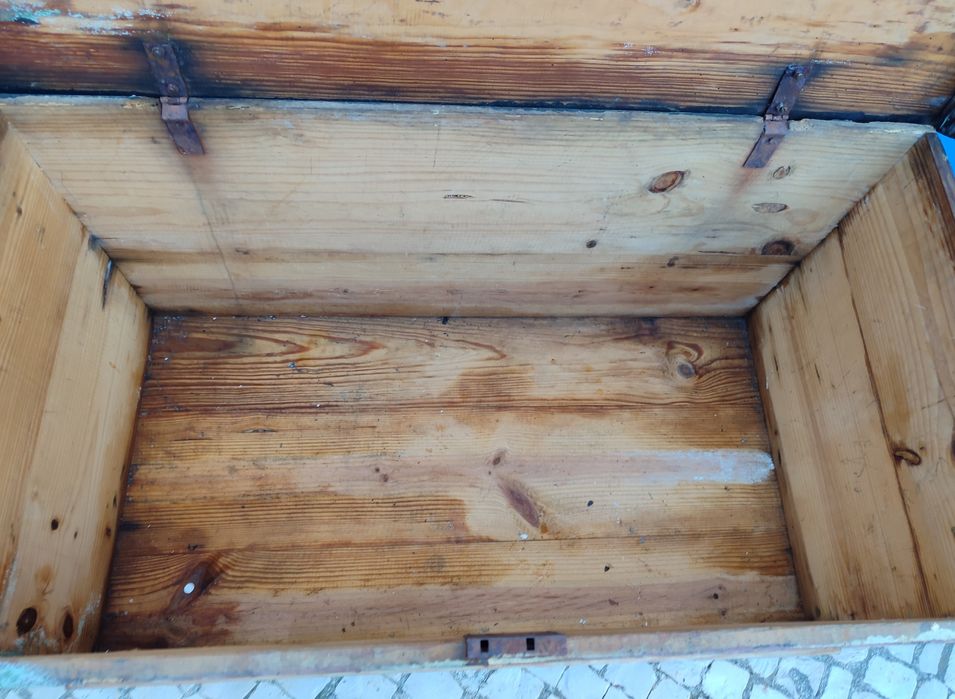 Arca rústica (madeira)