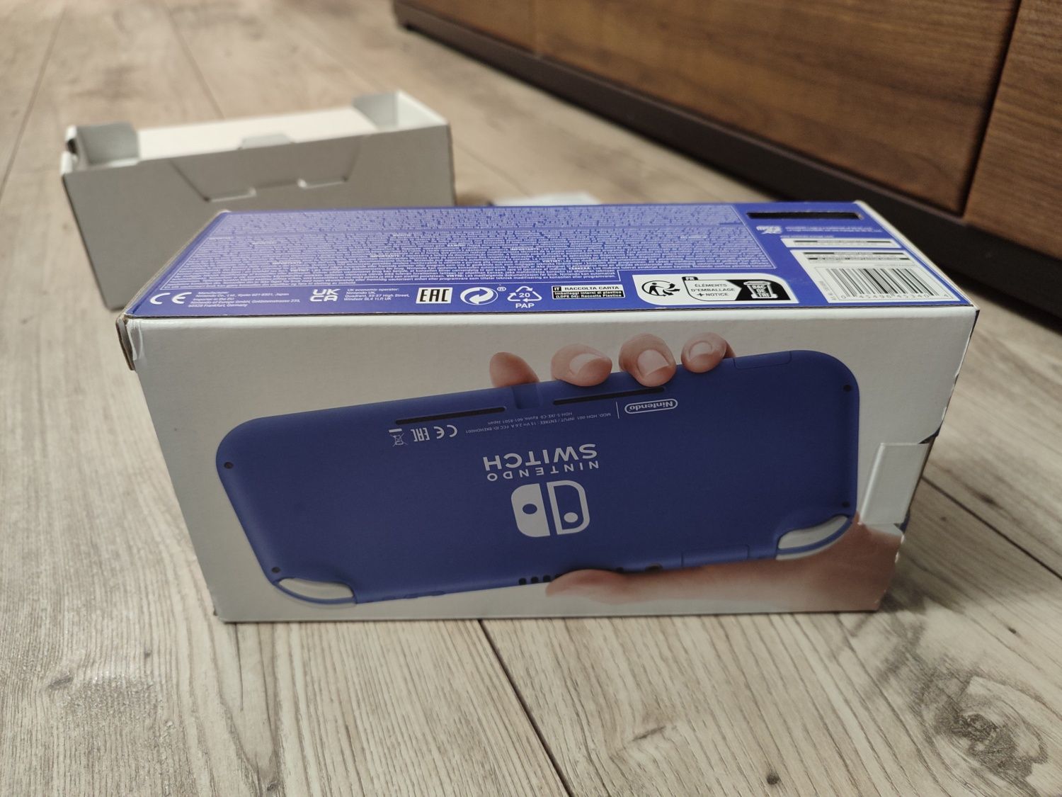 Pudełko i instrukcja do Nintendo Switch Lite