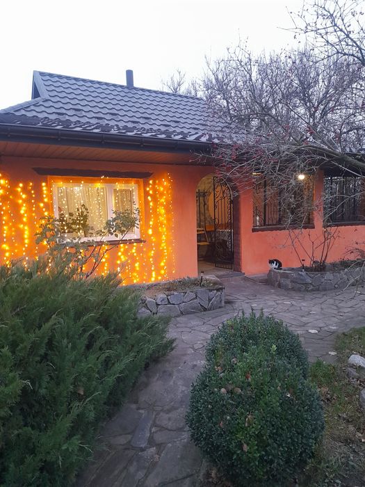 Оренда будинку подобово  з лазнею, поряд з сосновим лісом та річкою, є