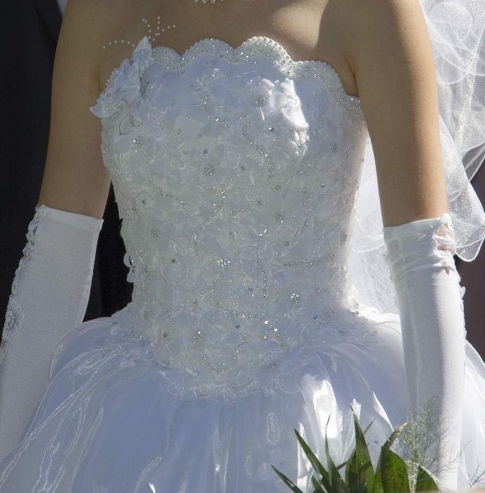 Свадебное платье с стразами Сваровски (Swarovski).