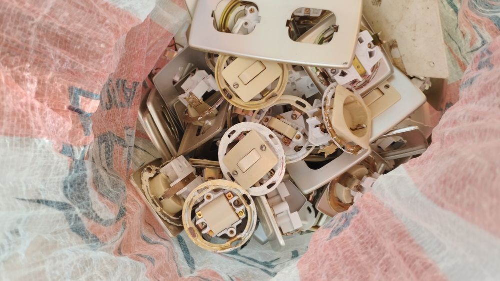 Material eléctrico tomadas interruptores comutadores