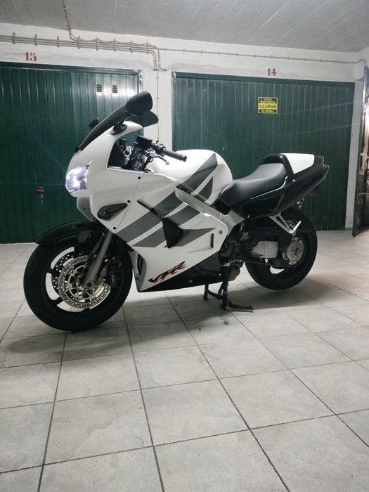 Honda VFR 800 Fi -1998 única em Portugal com este esquema de cores