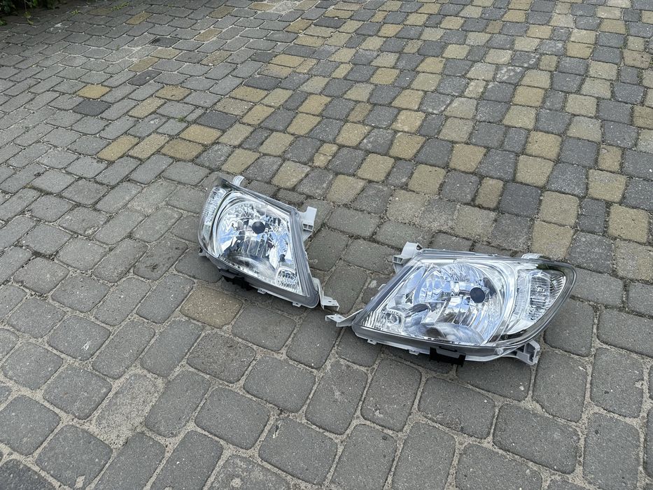Фара Toyota Hilux 2008-2011