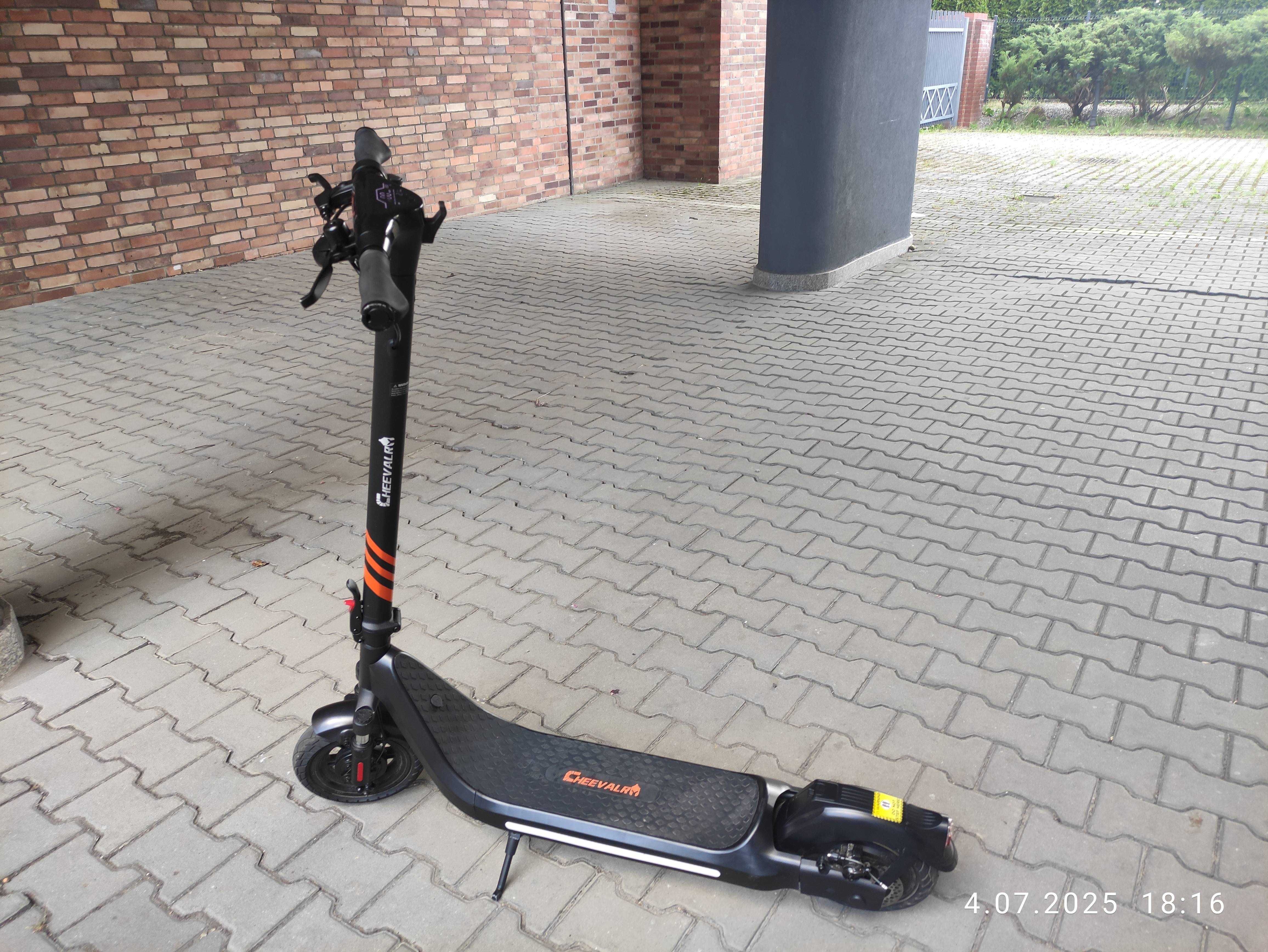 Niemal nowa hulajnoga przebieg 220 km, po 10 ładowaniach. Stan idealny