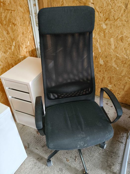 Meble biurowe, biurka, kontener, krzesła