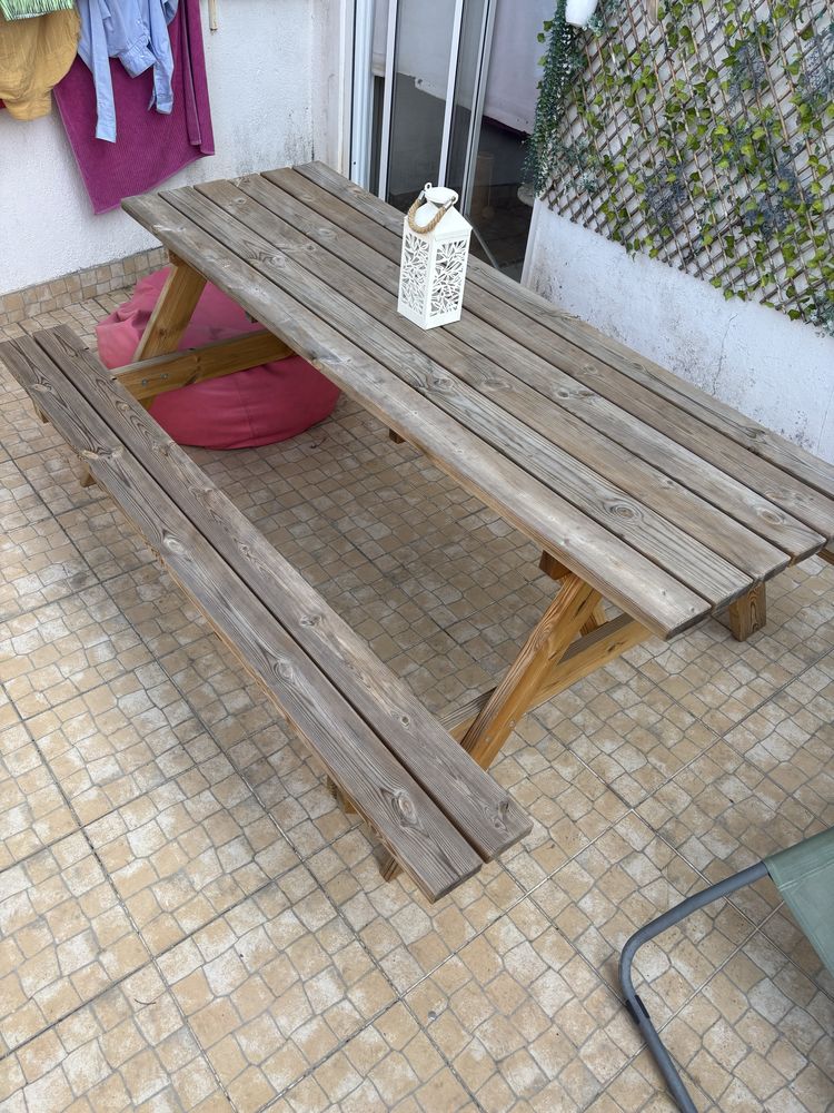 Mesa de madeira para jardim.