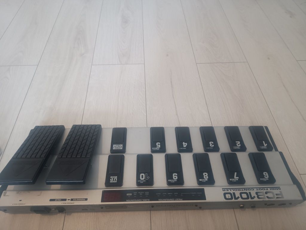 Behringer FCB 1010 STAN BDB + pokrowiec i kable