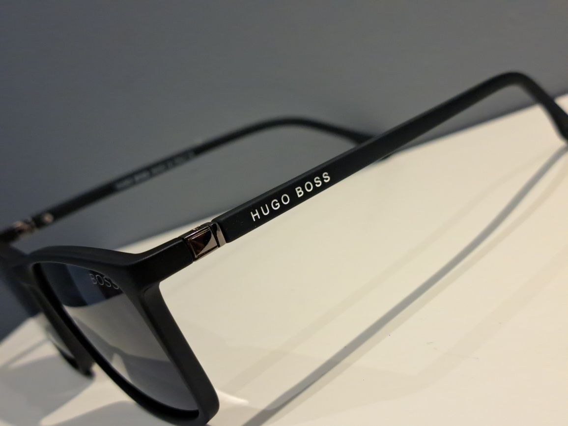 **Hugo Boss męskie czarne nowe okulary przeciwsłoneczne logo srebrne