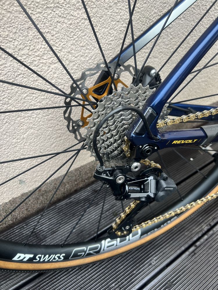 Giant Revolt Advanced gravel rama karbon DT Swiss shimano grx