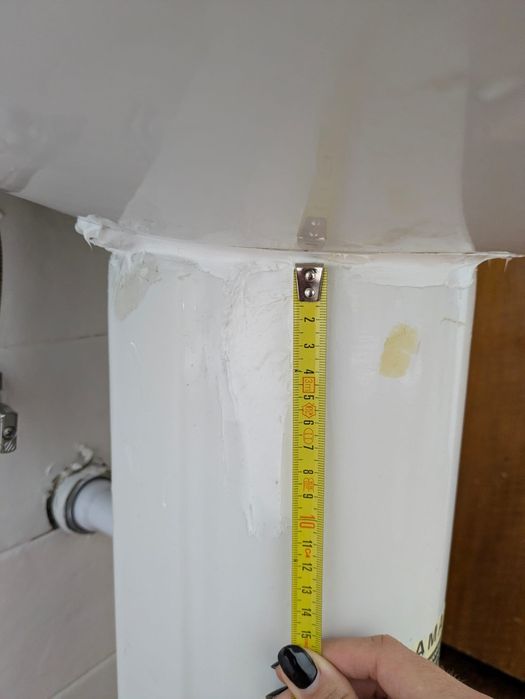 Lavatório wc em porcelana da marca Dama Roca com coluna de apoio