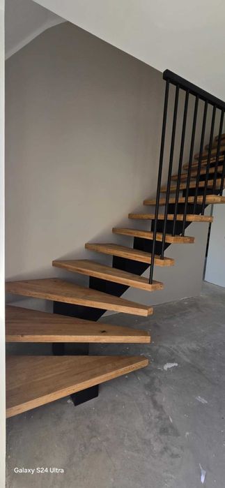 schody na belce centralnej metalowe drewniane stopnie