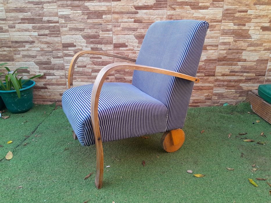 Cadeirão vintage com dus rodas