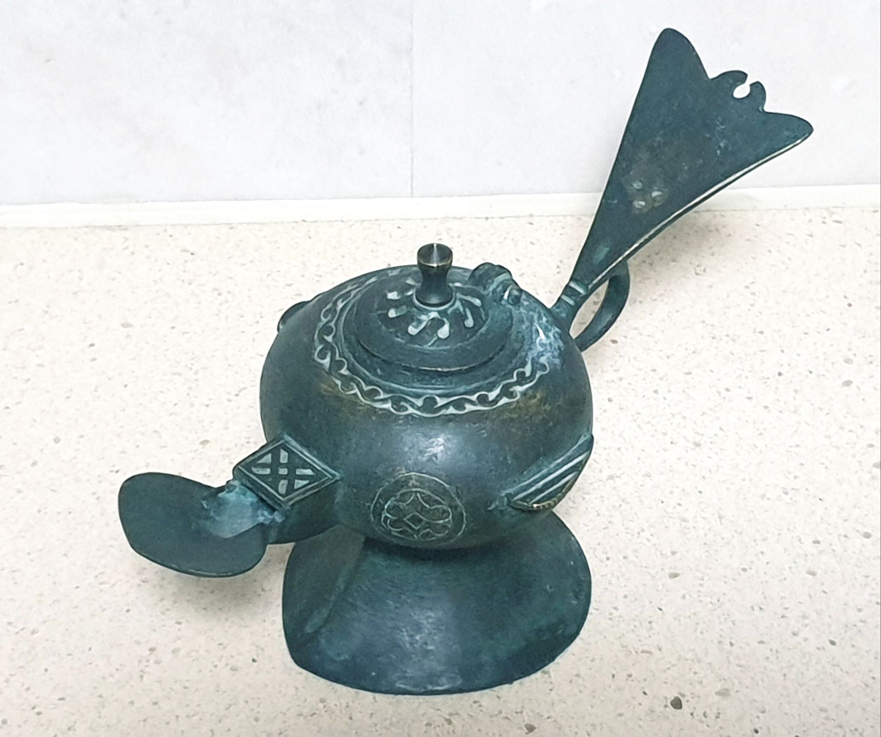 Linda antiga lamparina de azeite em bronze
