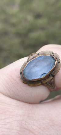 Stary pierścionek miedziak z niebieskim oczkiem .Vintage .