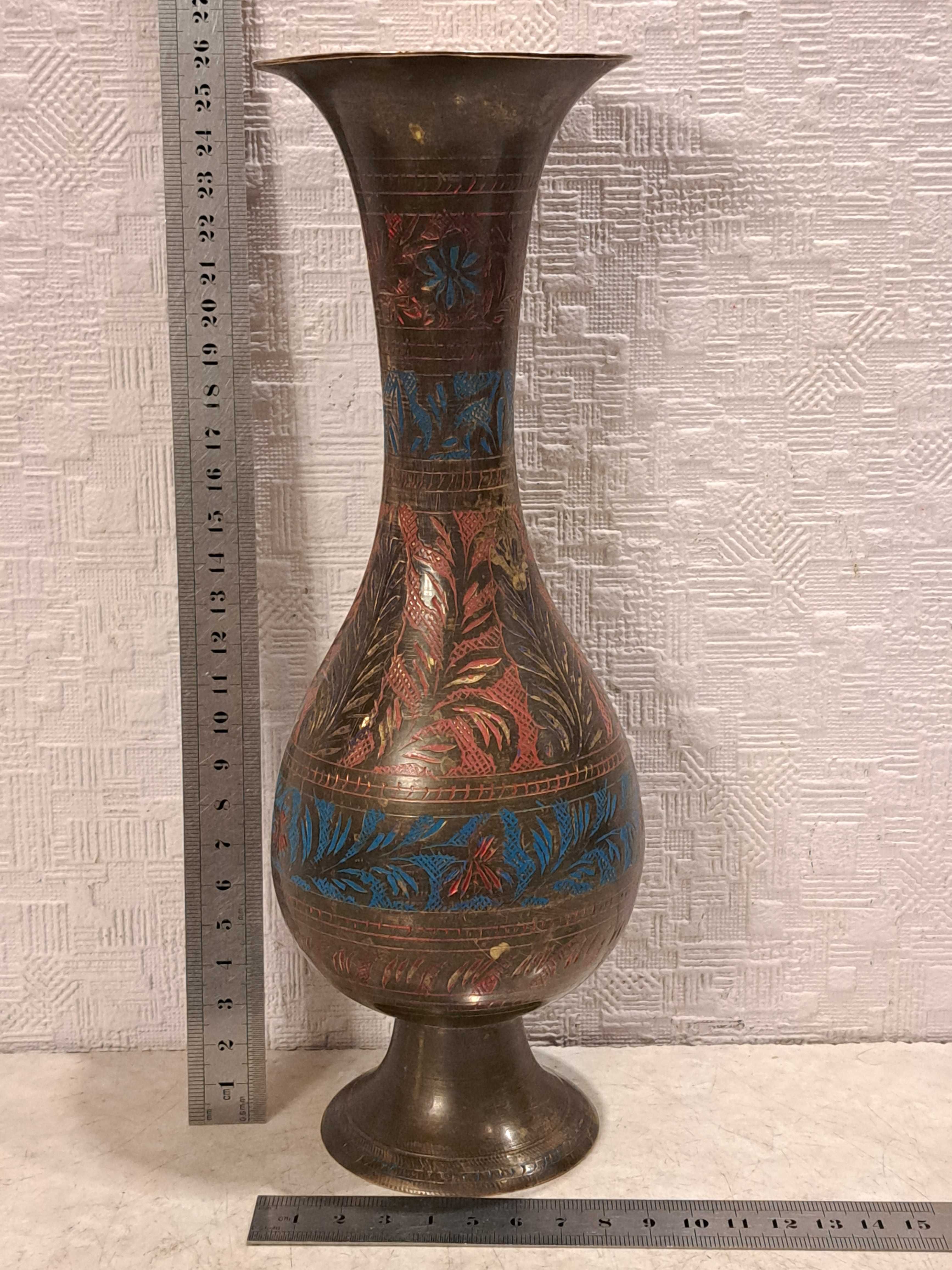 Бронзовая ваза ручной работы, резьба - латунь, бронза, эмаль.
