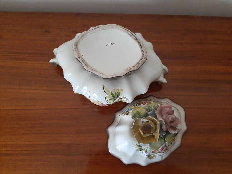 Sopeira em porcelana decorada e com aplique de flores na tampa