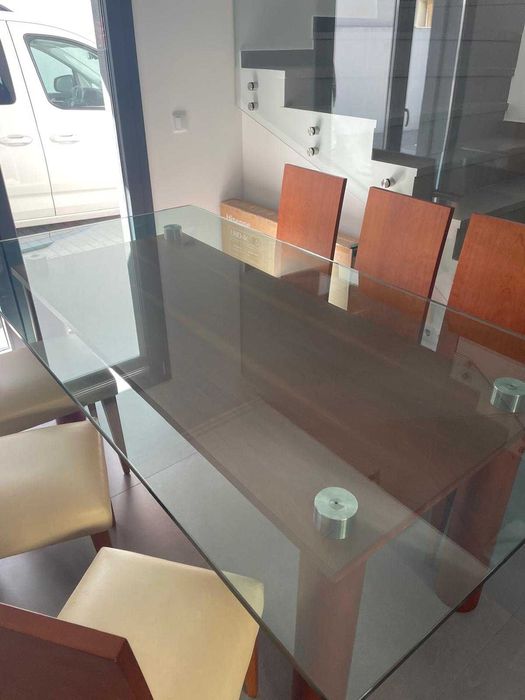 Mesa de Cerejeira e tampo de Vidro com cadeiras