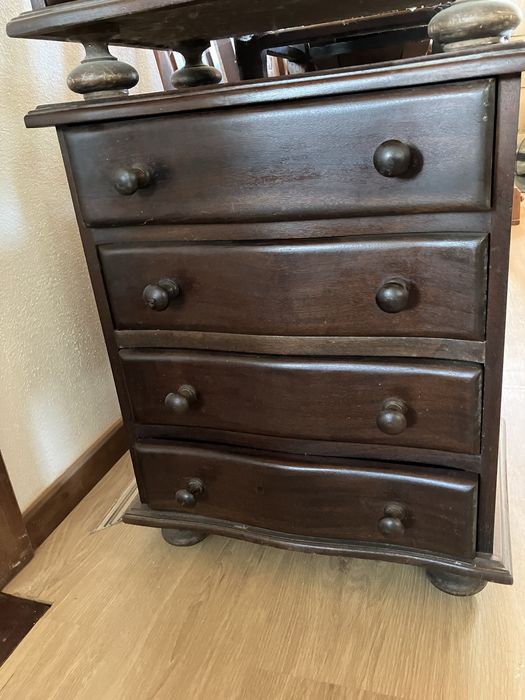 2 mesas de cabeceira de madeira