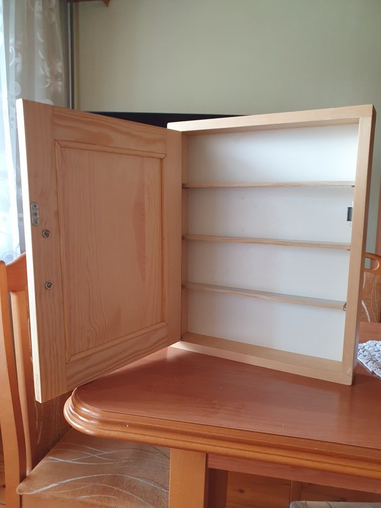 Szafka stojąca drewniana.