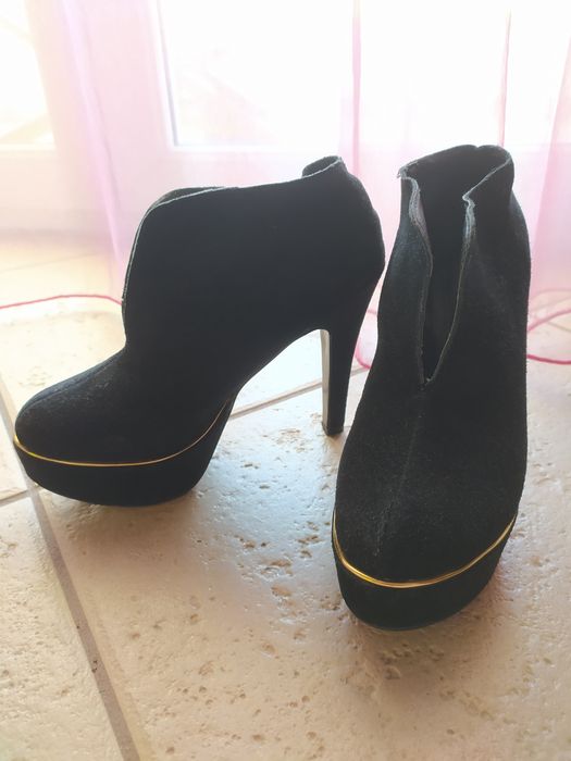 Sapatos de salto alto pretos com detalhe em dourado n°38