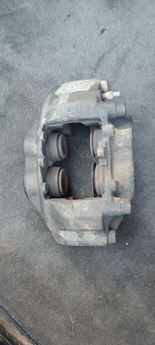 Передний правый тормозной суппорт W140
