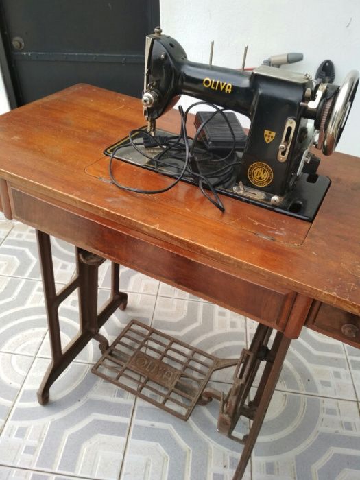 BLACK FRIDAY - Máquina costura OLIVA CL45 com móvel original e com mot