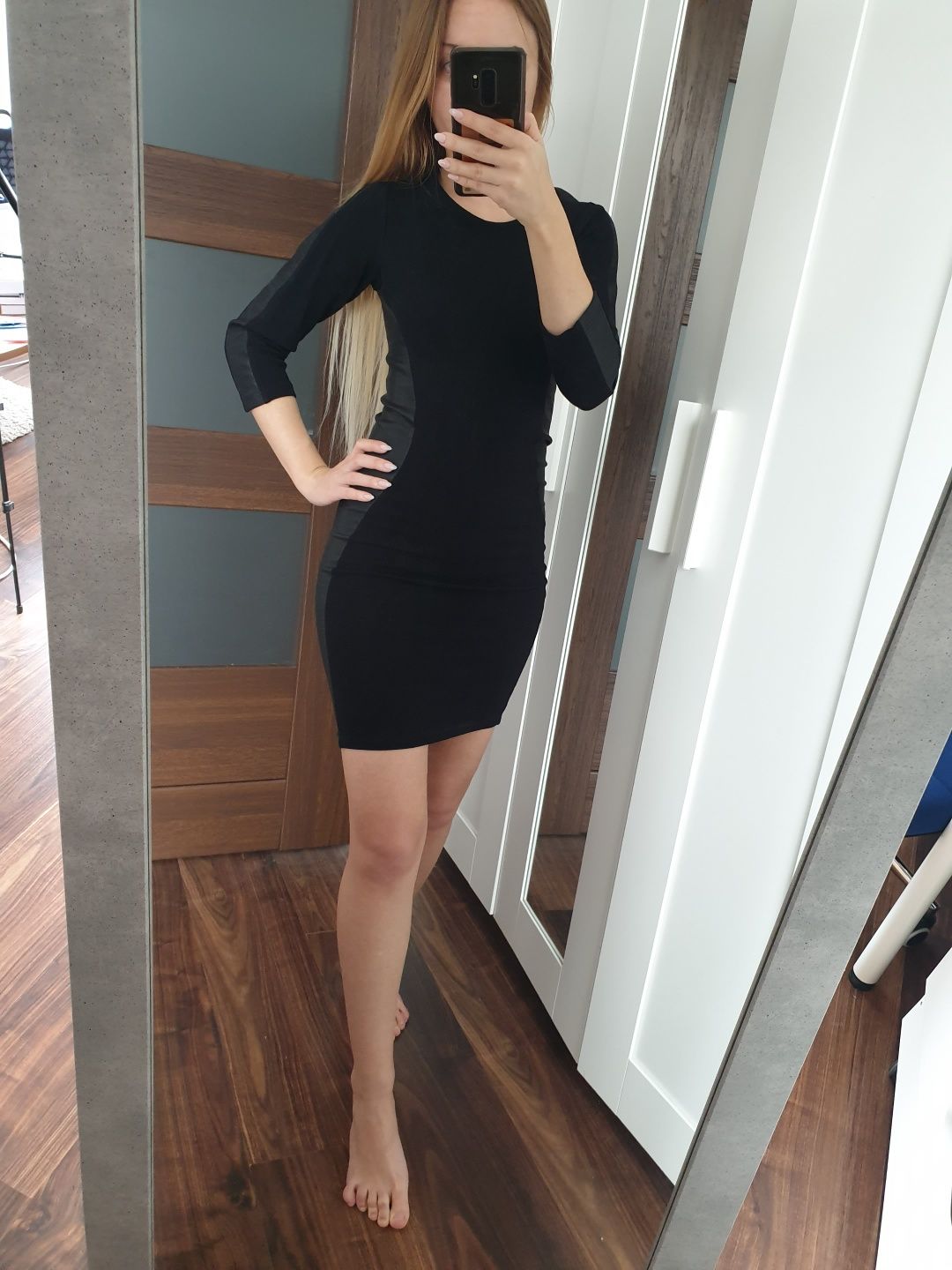 Czarna sukienka mini skórzane wstawki mini rękaw 3/4 Clock House C&A