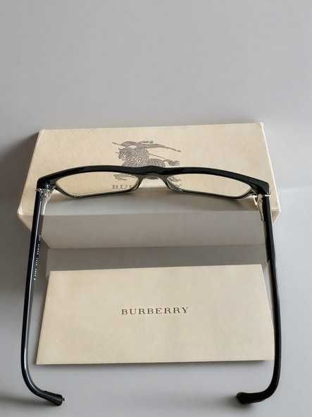Óculos Burberry.