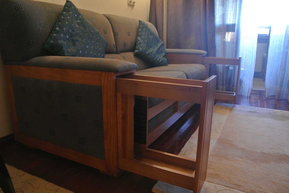 Sofá cama com apoio copos