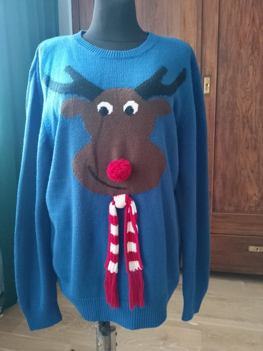 Długi niebieski sweter z reniferem