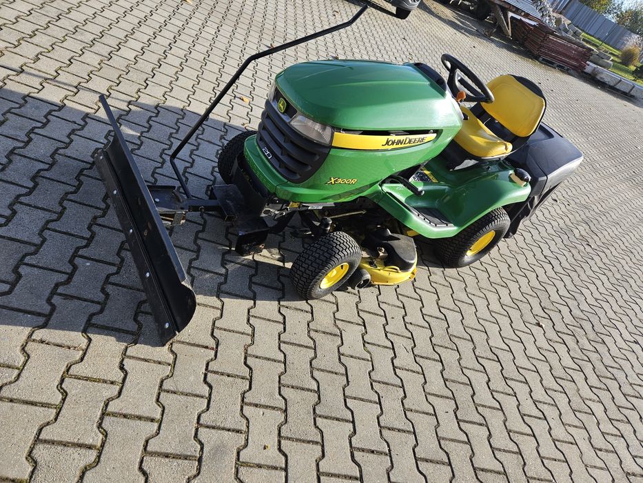 Kosiarka traktorek.  Pług do śniegu John Deere.