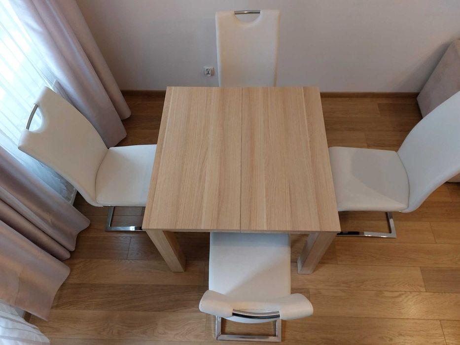 Stół rozkładany + 4 krzesła ( jasna skóra ekologiczna) nogi chromowane