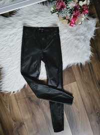 Czarne woskowane spodnie Zara S