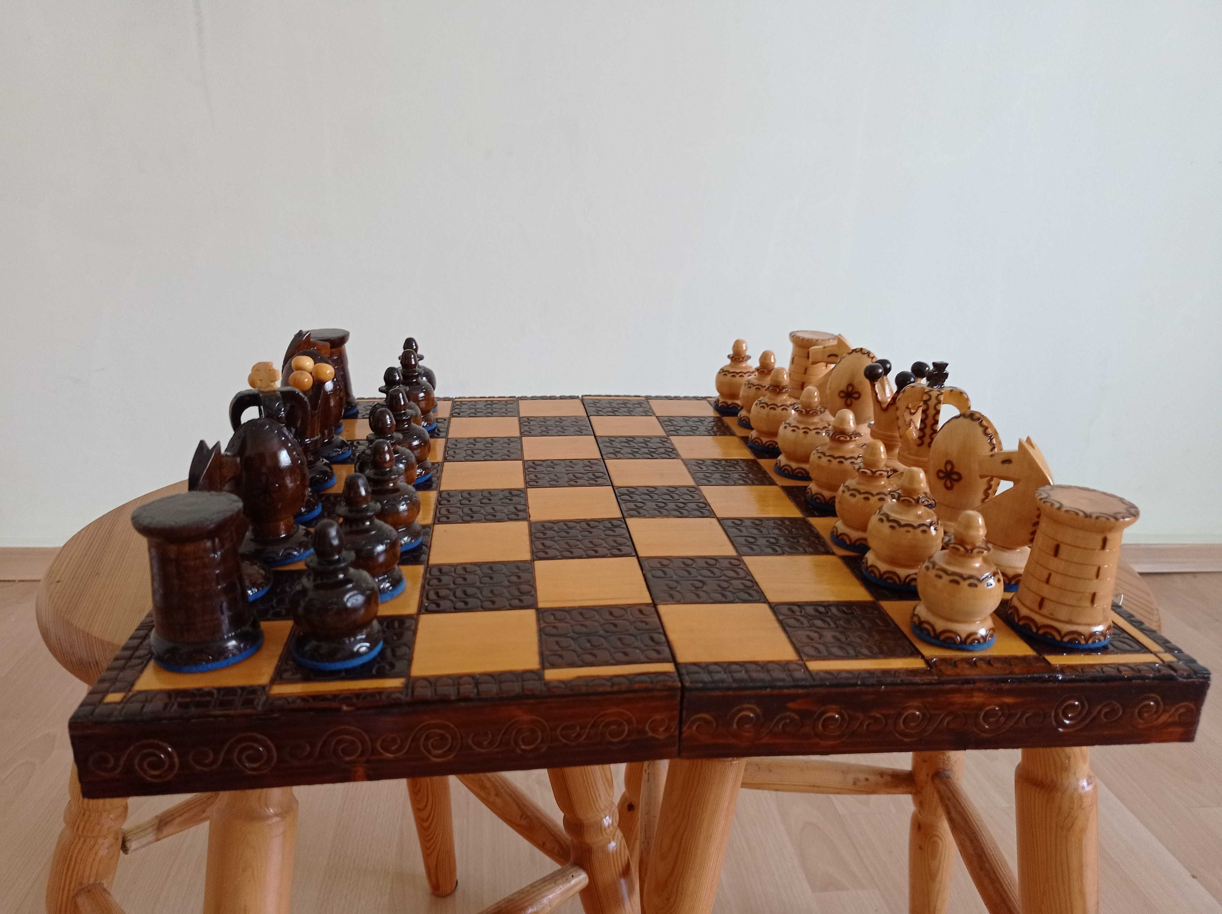 królewskie szachy rzezbione z 1981 roku