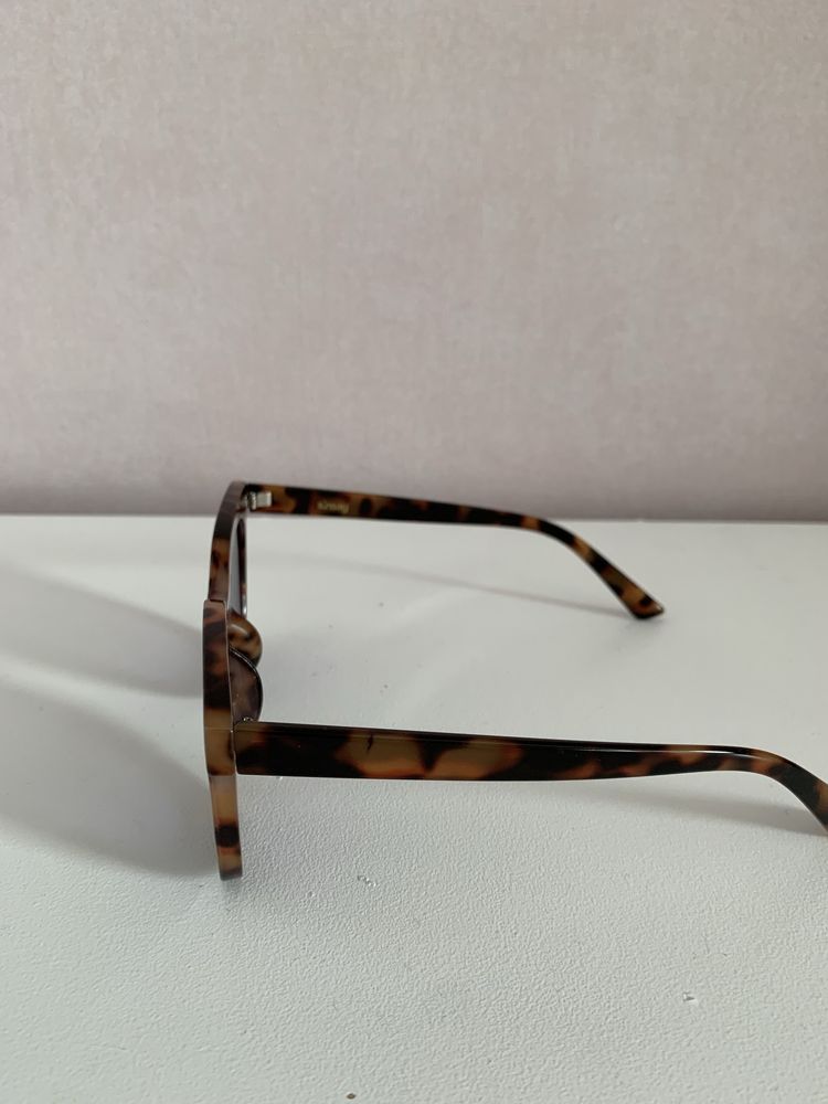 Сонцезахисні окуляри фірми Sinsay
