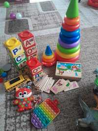 Дитячі іграшки,кубики ,пірамідка