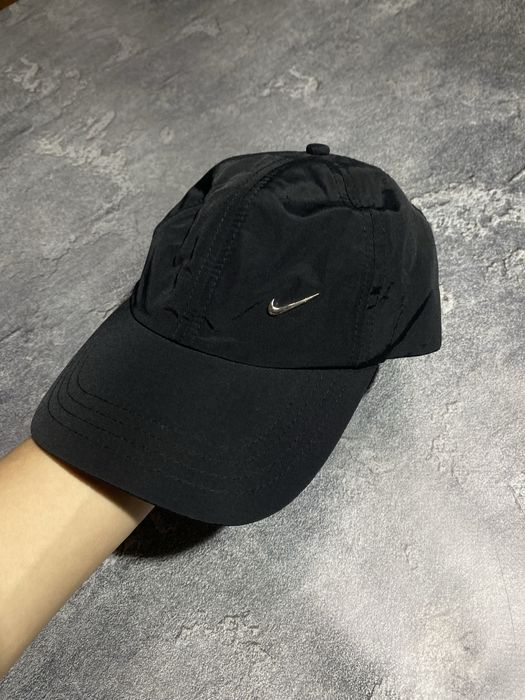 Вінтажна нейлонова кепка nike з металевим свушом на надписом найк поза