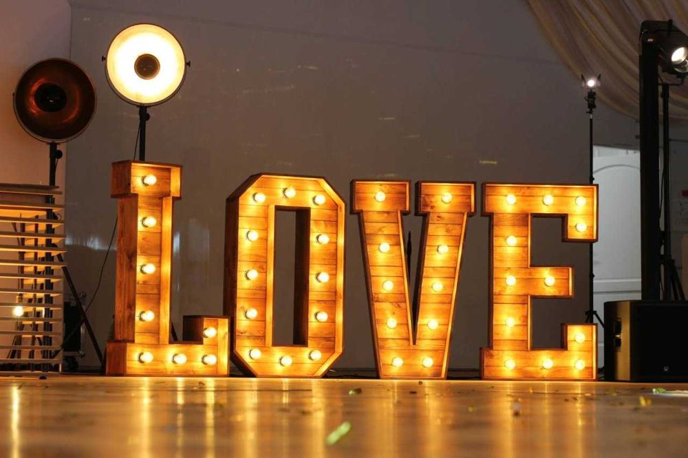 Rustykalny napis LOVE – wynajem na wesele / event / sesję zdjęciową