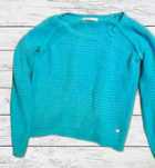 niebieski sweter