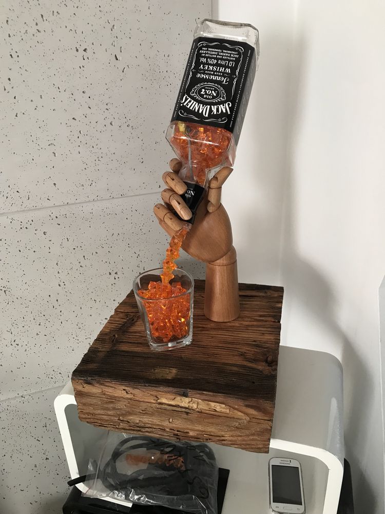 Lampka ręka whisky chivas jack daniels