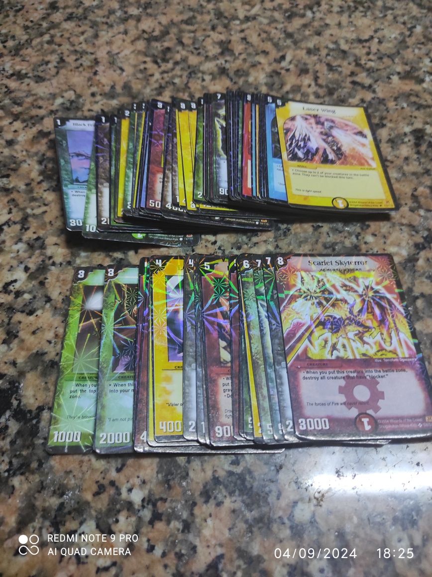Cartas do homem aranha e cartas de duel master