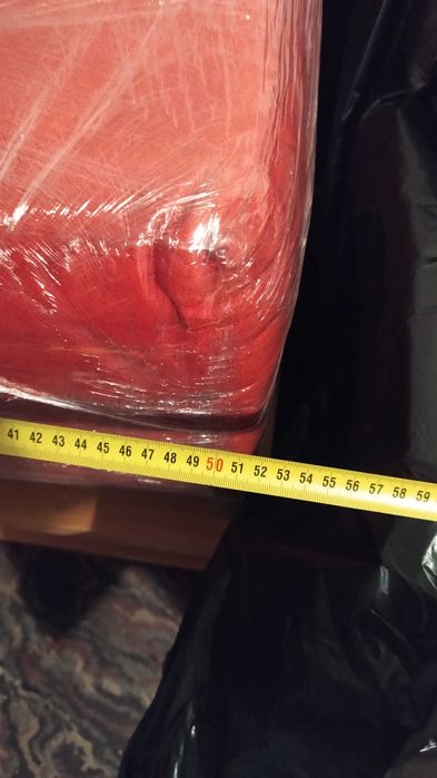 Pufa czerwona na nóżkach w bardzo dobrym stanie.