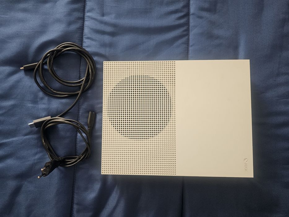 XBox One S 500 GB
Sem comandos, nem jogos... 
Sem comandos, nem jogos