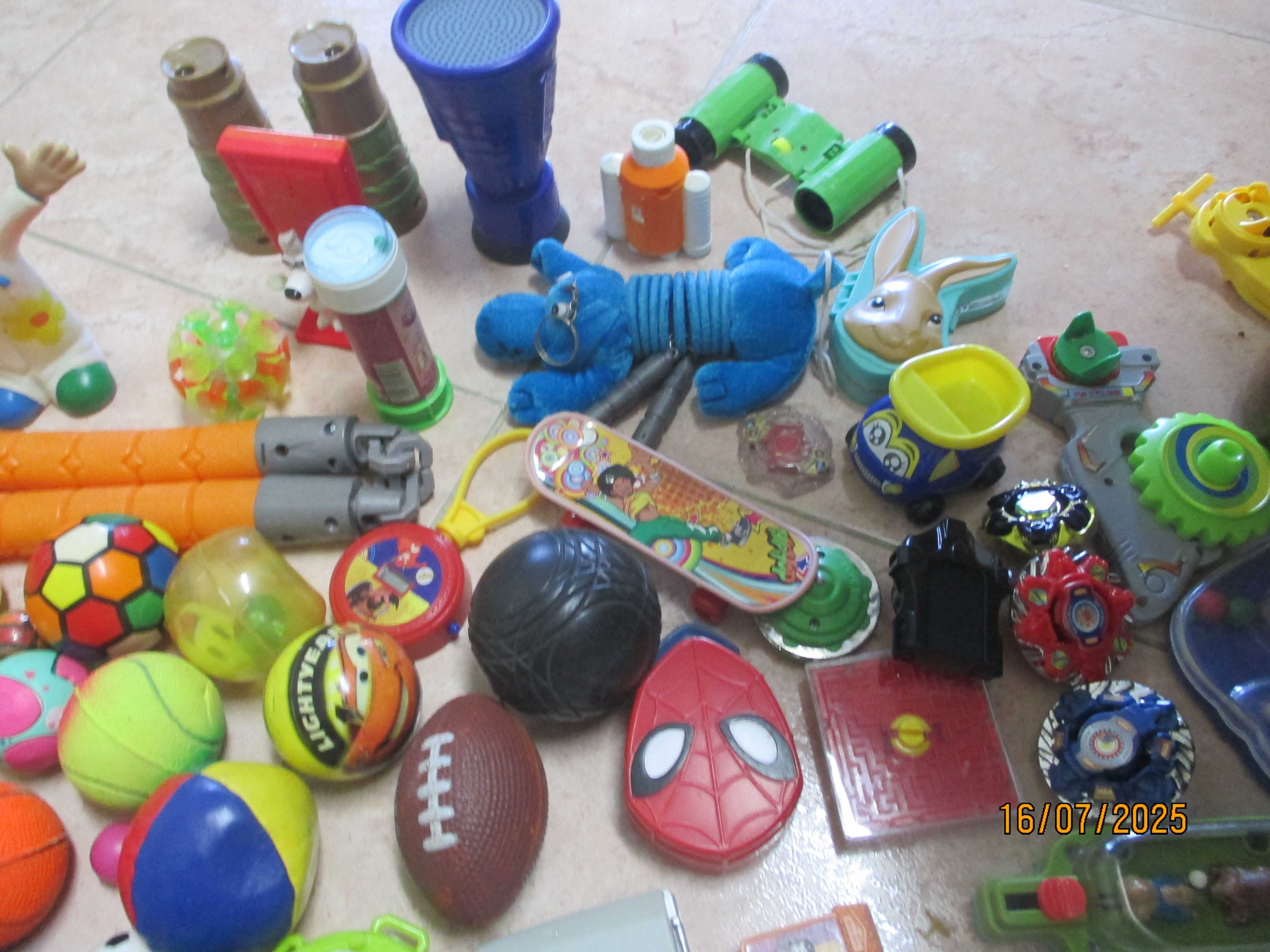 Mais de 100 peças, bonecos, jogos, pequenas bolas e mais