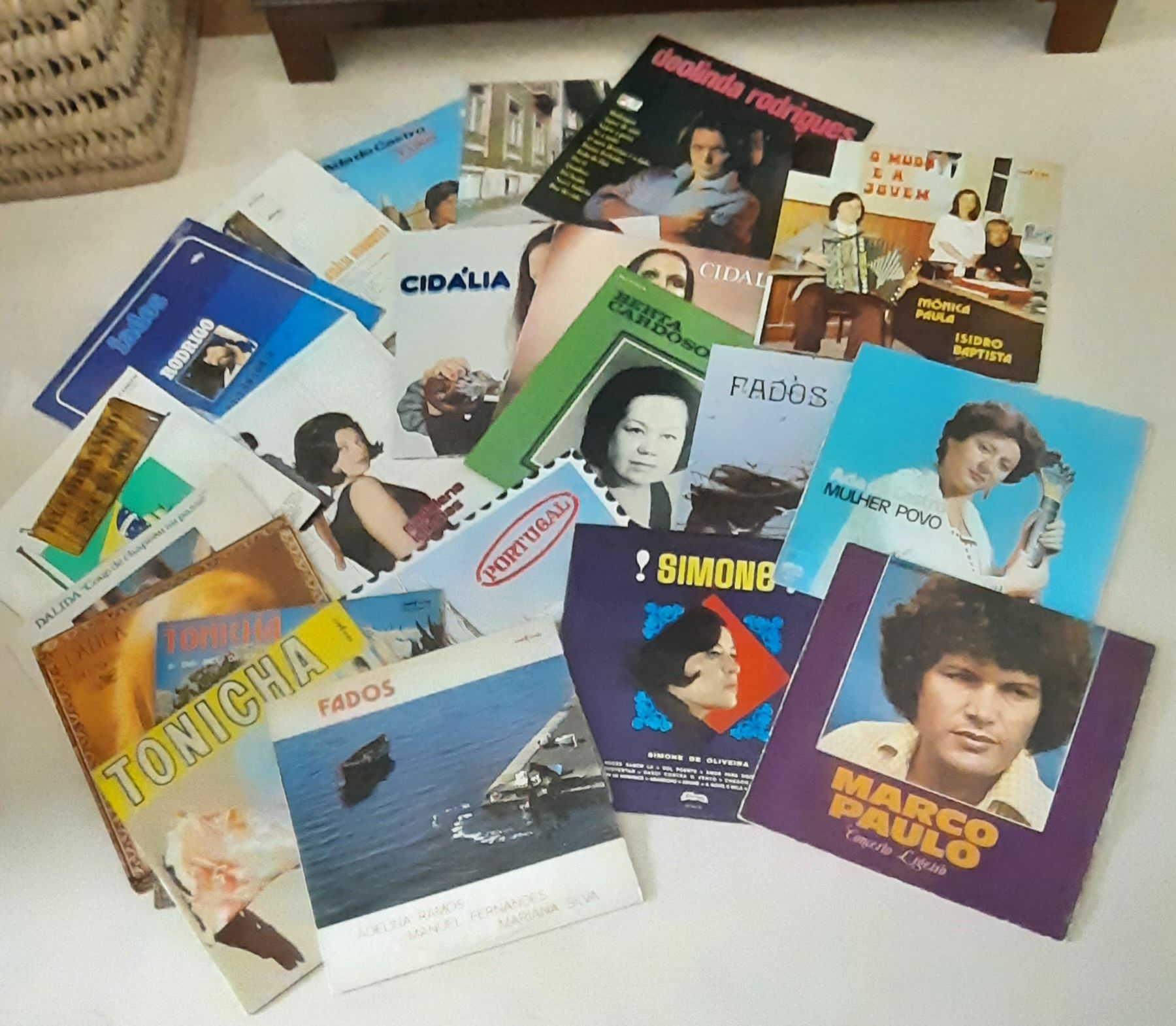 Discos vinil. 35 LP's (33 rpm)e 18 singles (45 rpm)