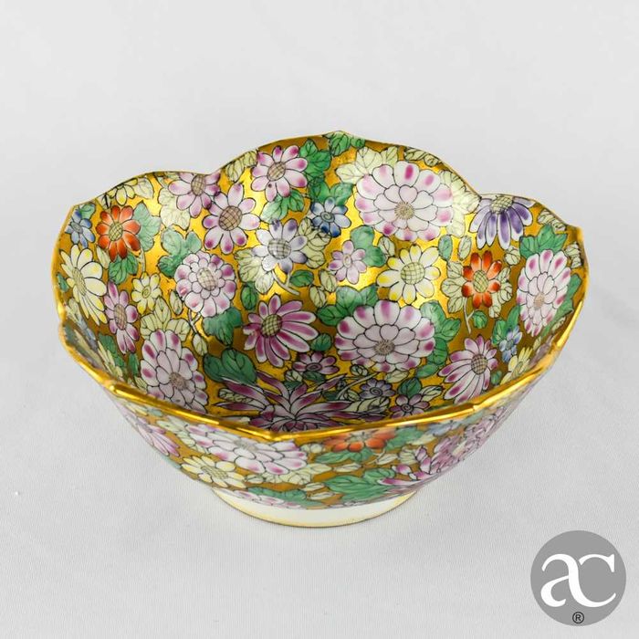 Taça China, “Mille Fleurs”, bordo flor de lótus recortado, circa 1960
